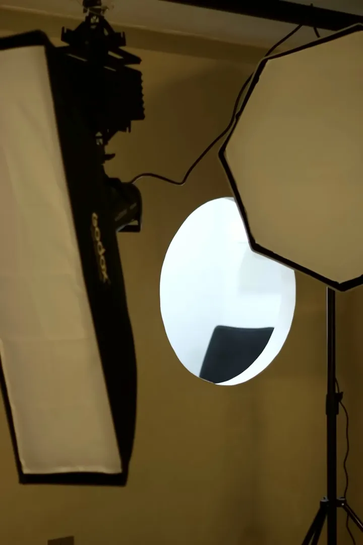 Softbox junto a una ventana redonda.